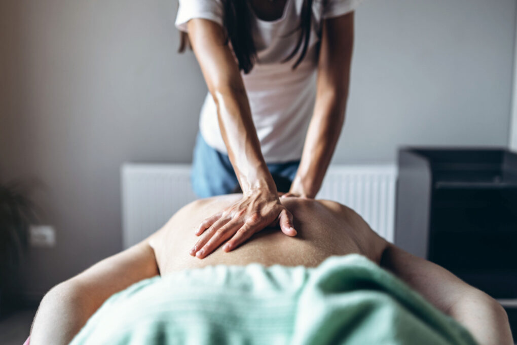 Masaje terapéutico y terapia manual para aliviar tensiones